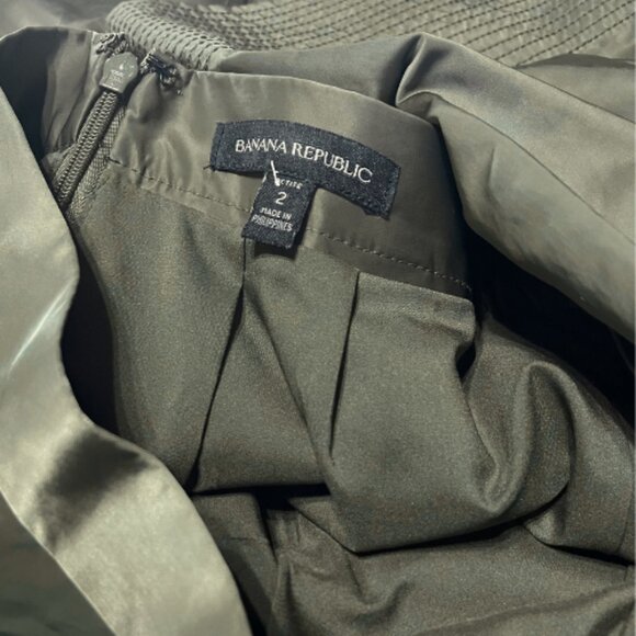Banana Republic NWOT Satin A-Line Full Skirt - Size 2 - Olive Green Textured Hem - Picture 3 of 4